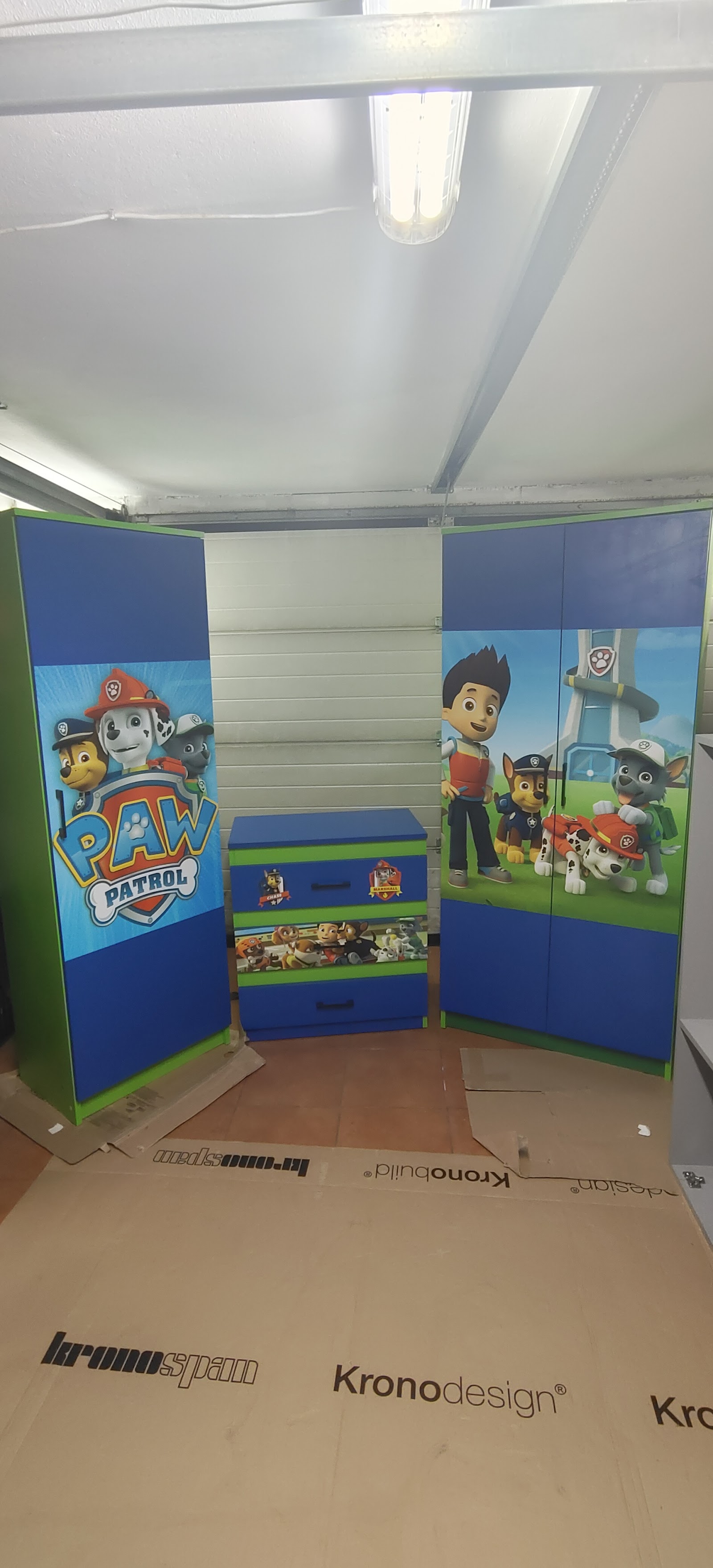 Szafa narożna z nadrukiem dla dziecka — meble na zamówienie w stylu Paw Patrol